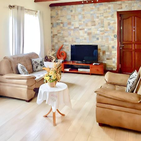 Spacious House In Flic En Flac With Shared Pool Экстерьер фото